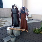 Kostiumy oraz wiadra scenografii na scenie