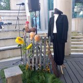 Kostiumy płotek warzywa naczynia scenografia na scenie