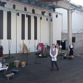 Mężczyna stoi na scenie