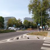 Kobieta czeka na światłach aby przejść na drugą stronę ulicy
