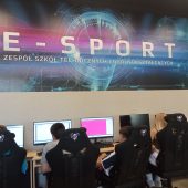 Uczniowie siedzą na lekcji przed ekranami komputerów