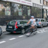 Rowerzysta na pasie kontraruchu.