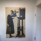 Stare zdjęcie przedstawia kobietę.