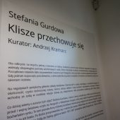 Tablica z tytułem wystawy.