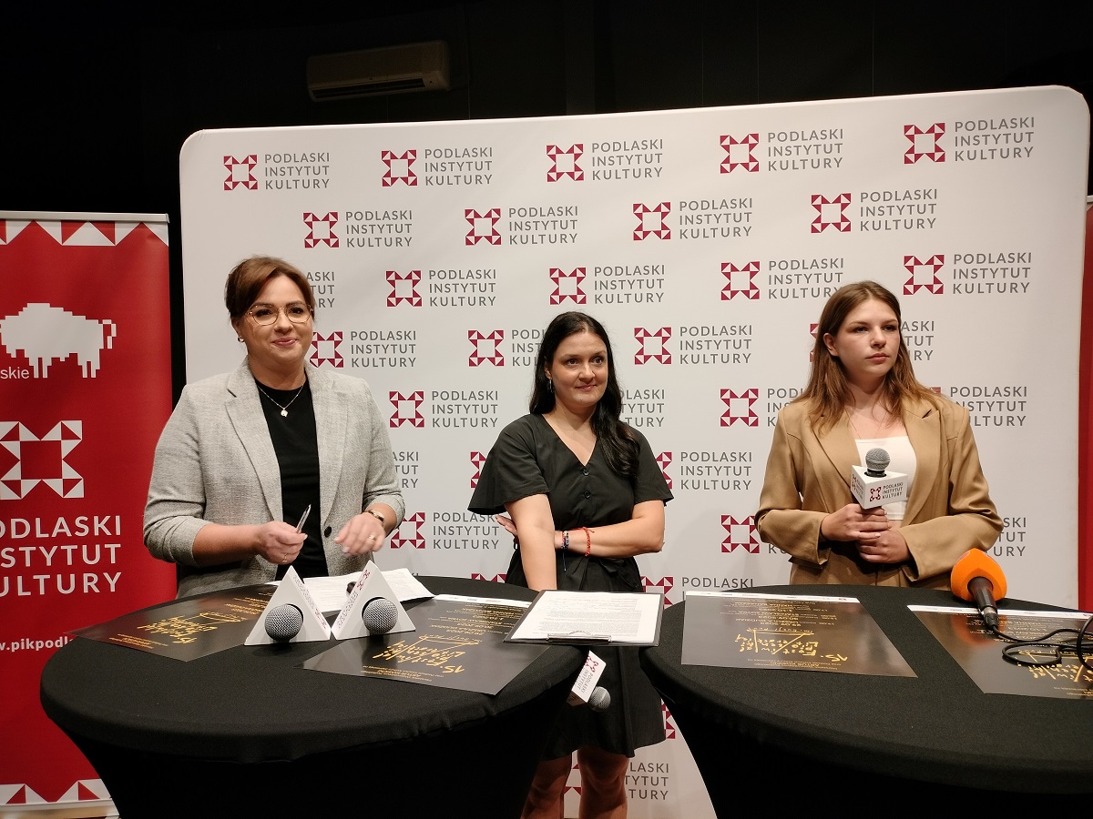 Trzy kobiety biorą udział w konferencji prasowej