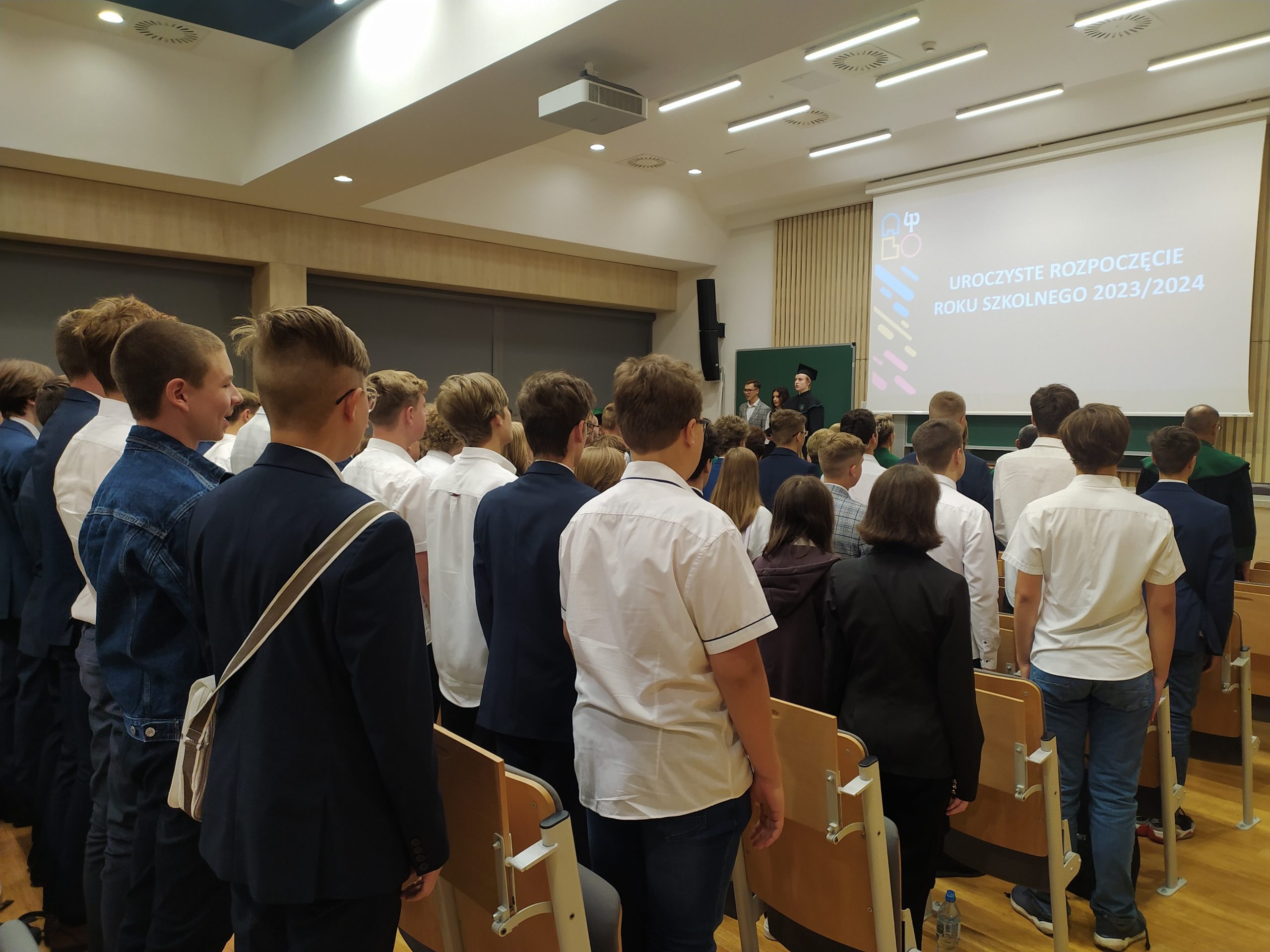Uczniowie ubrani na galo podczas inauguracji roku szkolnego.