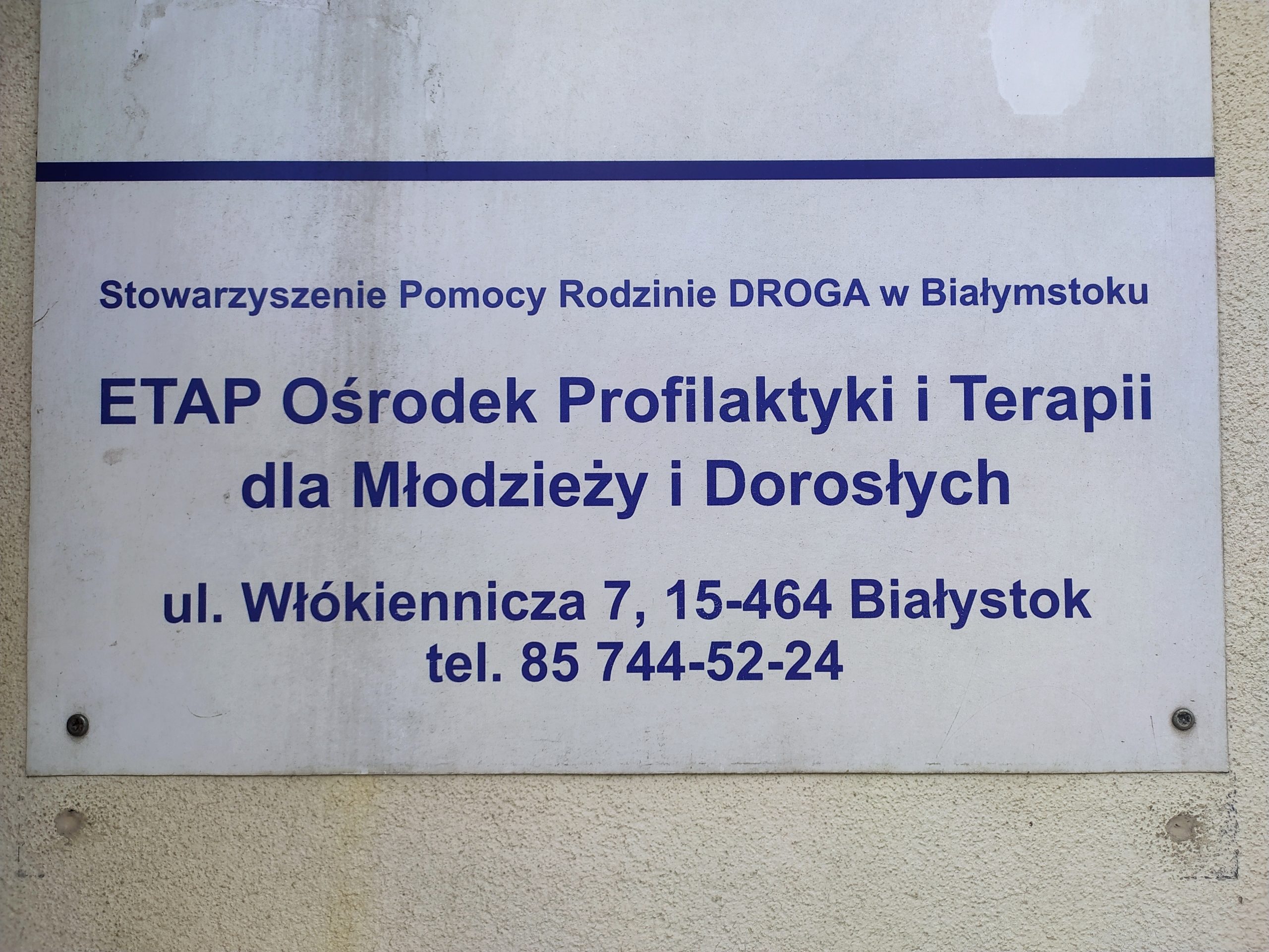 Tabliczka z nazwą instytucji.