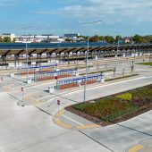 Widok z lotu ptaka na nowe centrum przesiadkowe: przystanki, zatoczki pas zieleni