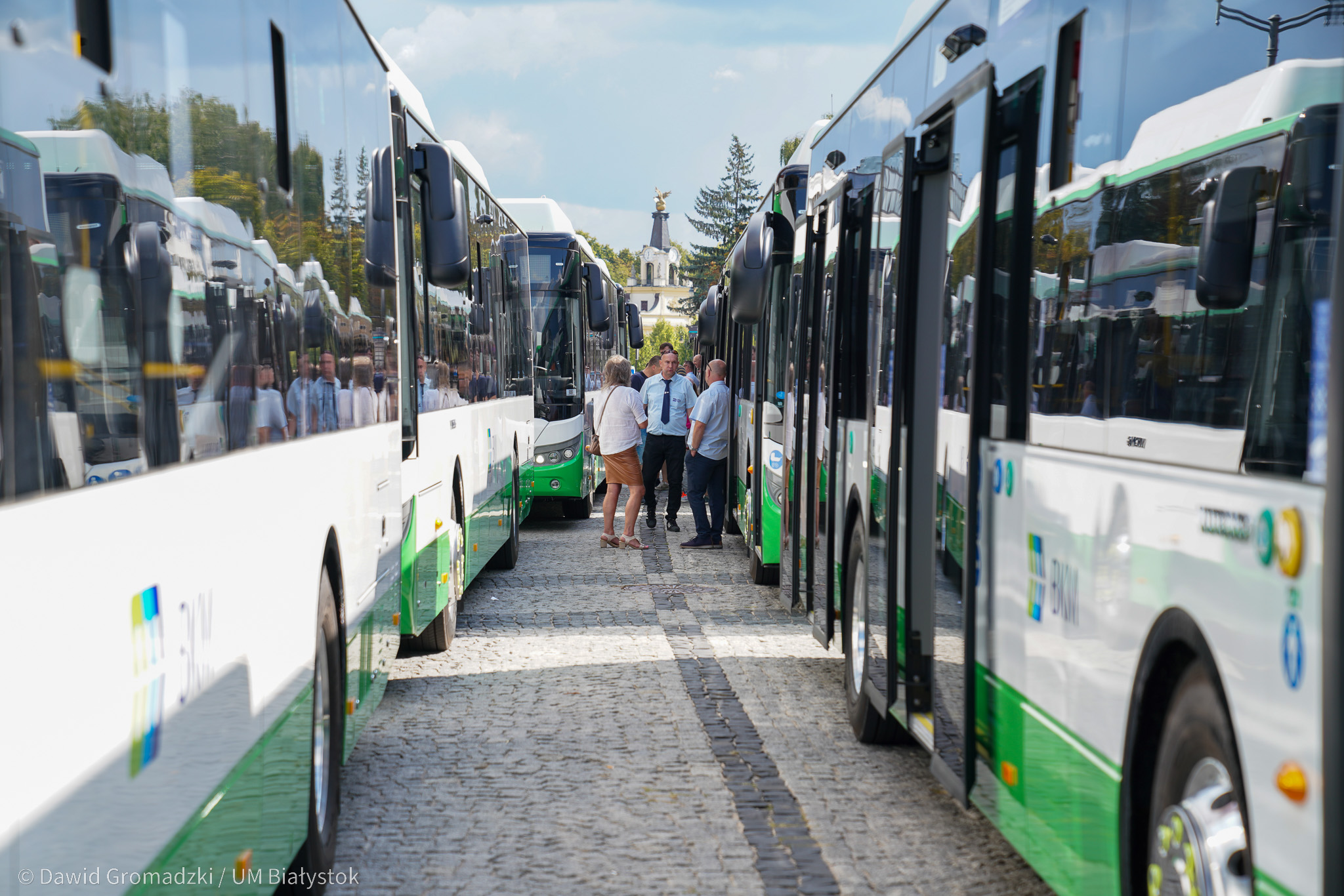 Szpaler elektryczny autobus na rynku, obok stoją ludzie