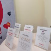 Na stoliku stoją oprawione w ramki podziękowania