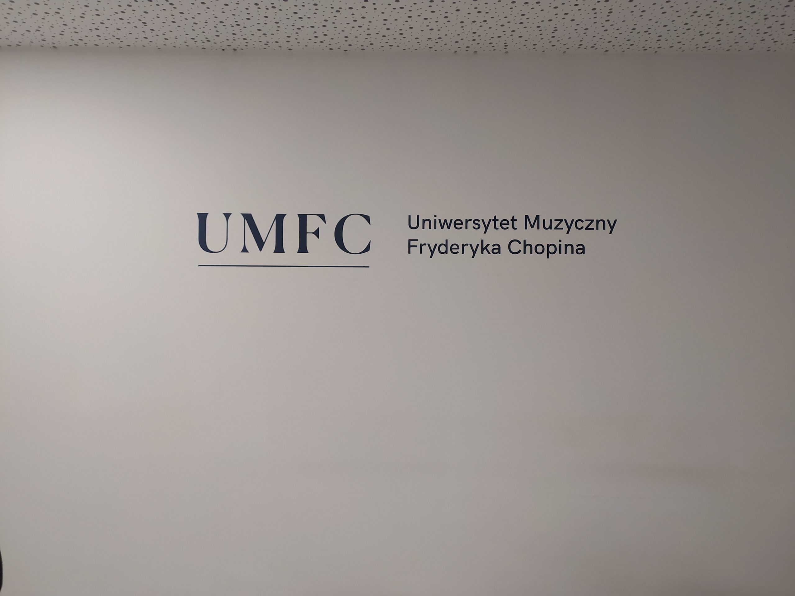 Napis na ścianie UMFC