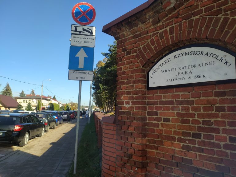 Mur z nazwą cmentarza