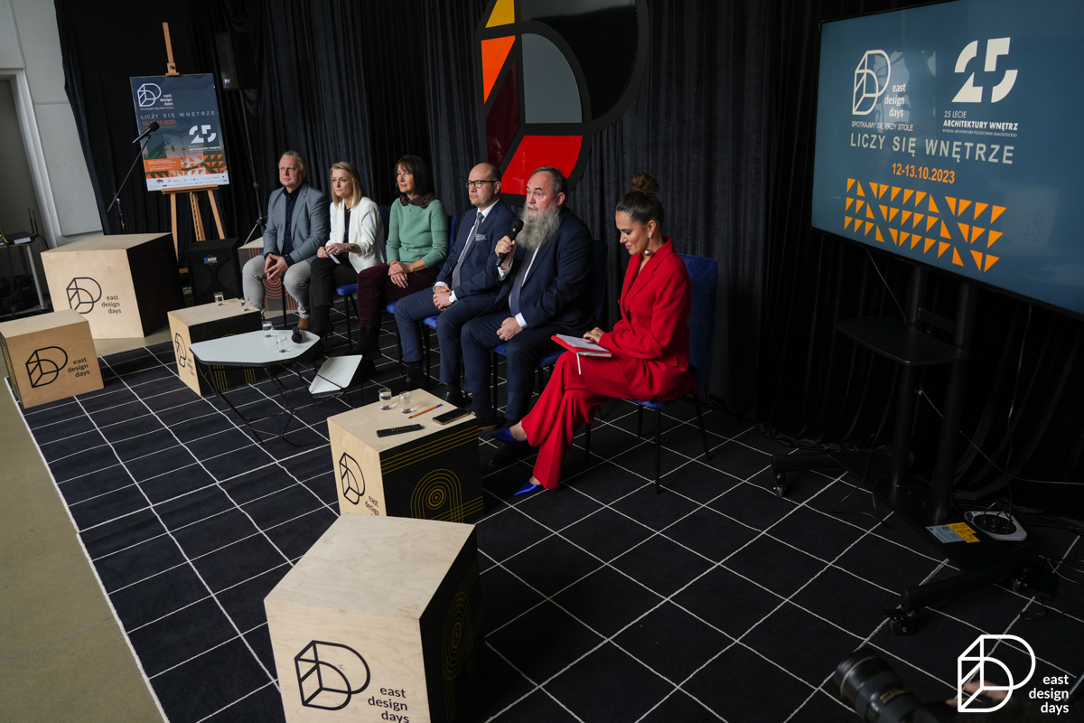 Ludzie siedzą na konferencji.