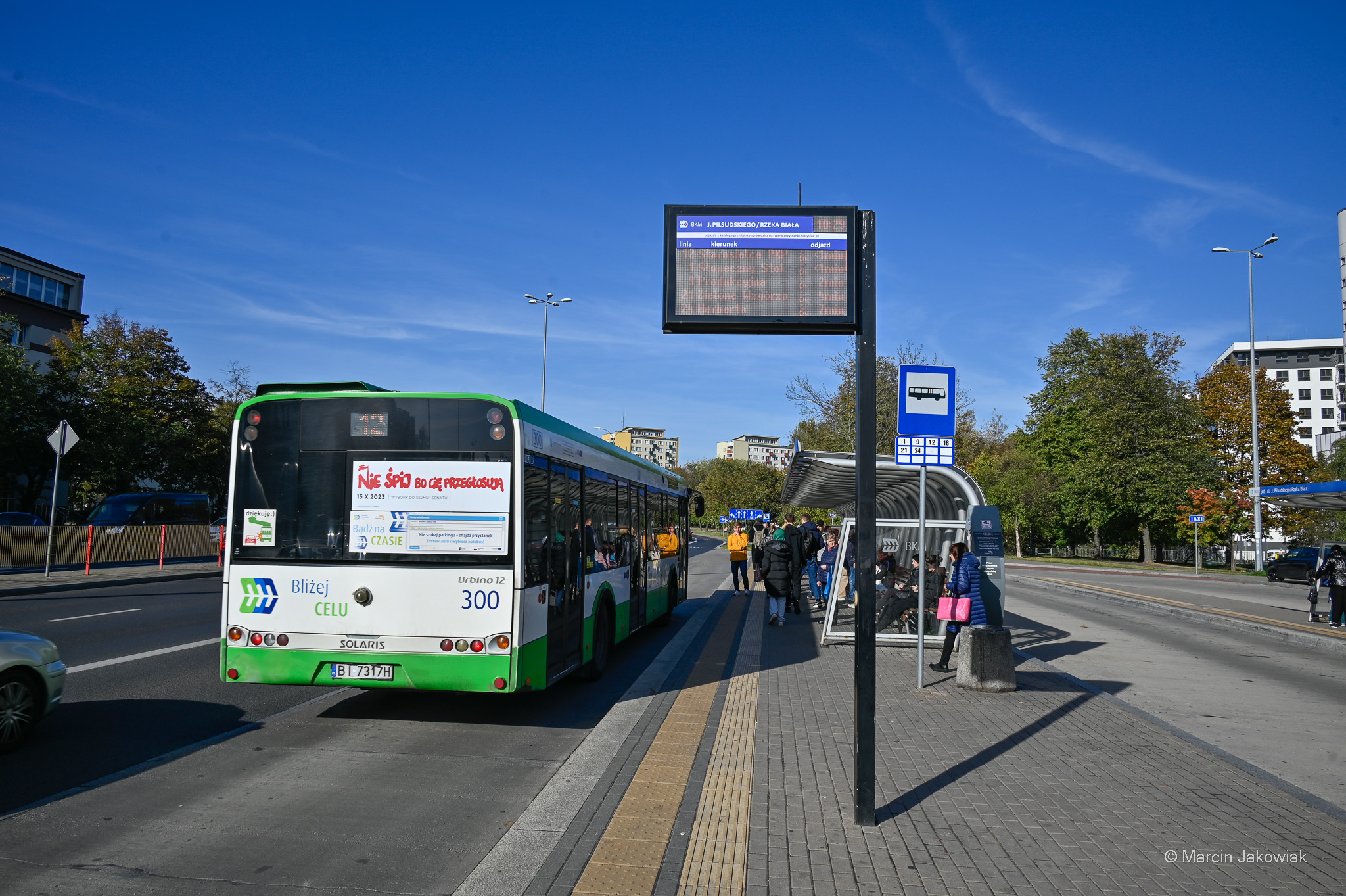 tablice pasażerskie stoją na przystanku BKM