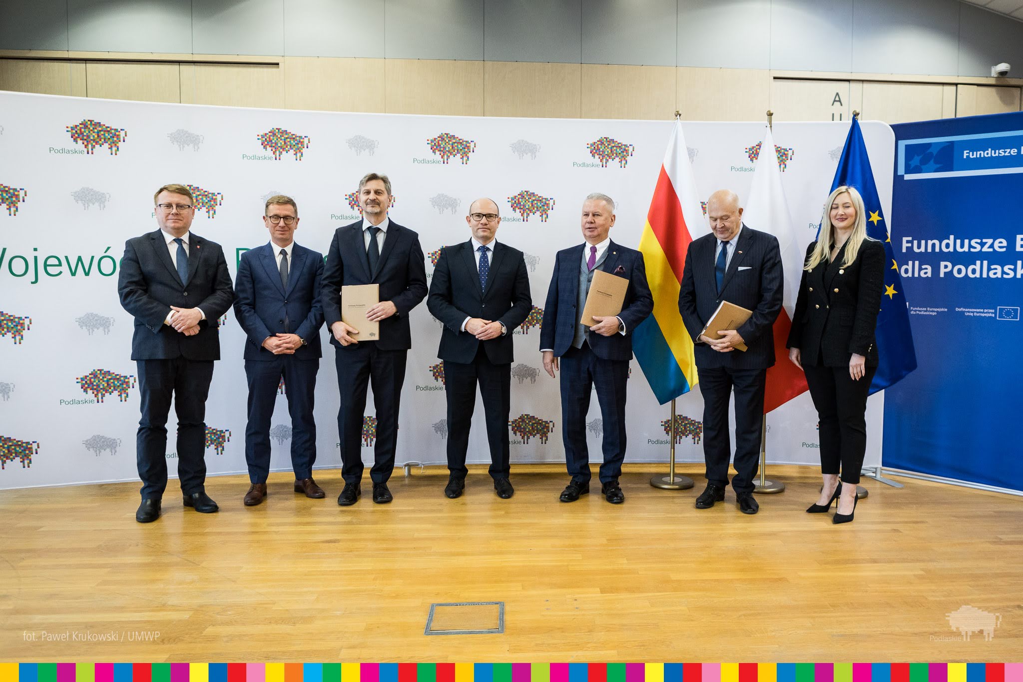 Ludzie pozują do zdjęcia.