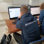Chłopak siedzi przed komputerem.