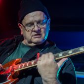 Mężczyzna gra na gitarze.