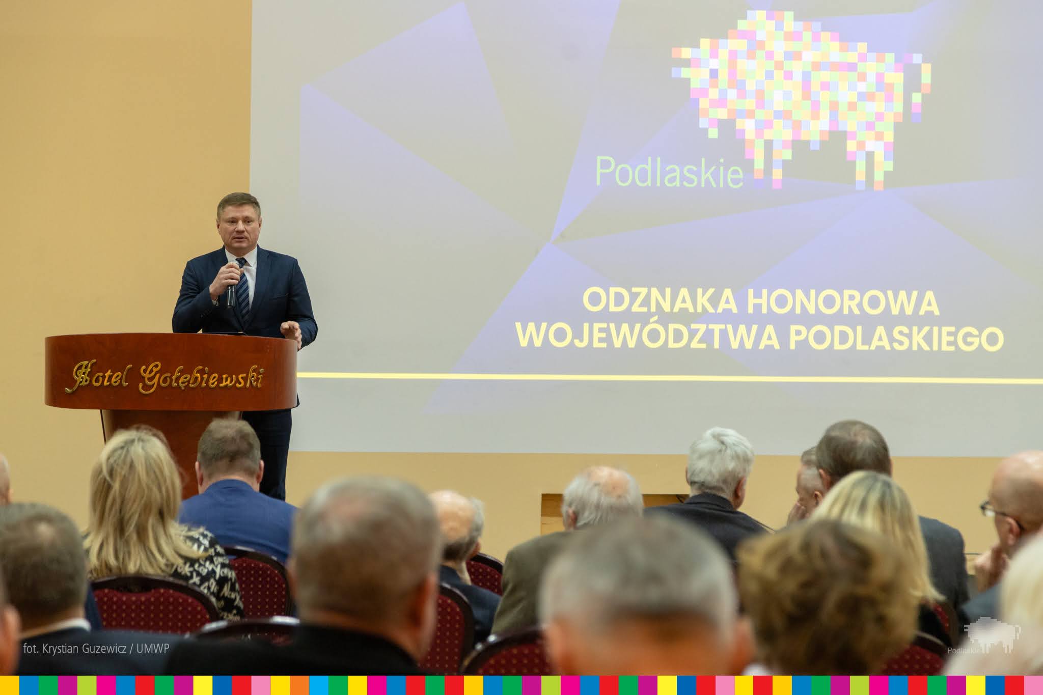 Mężczyzna mówi z ambony.