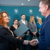 Kobieta i mężczyzna podają sobie ręce.
