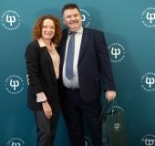 Kobieta i mężczyzna pozują do zdjęcia