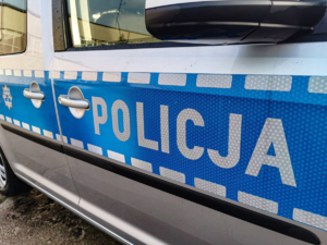Napis "POLICJA" na radiowozie