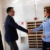 Kobieta i mężczyzna podają sobie ręce.