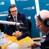 Dwóch mężczyzn przed mikrofonami w studio radiowym.