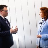 Kobieta i mężczyzna rozmawiają,