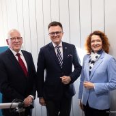 Trzy osoby pozują do zdjęcia.