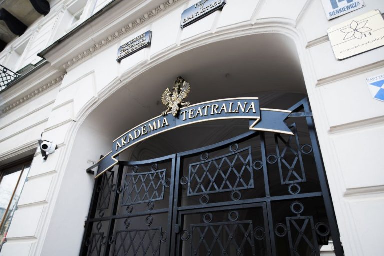 Akademia Teatralna, brama
