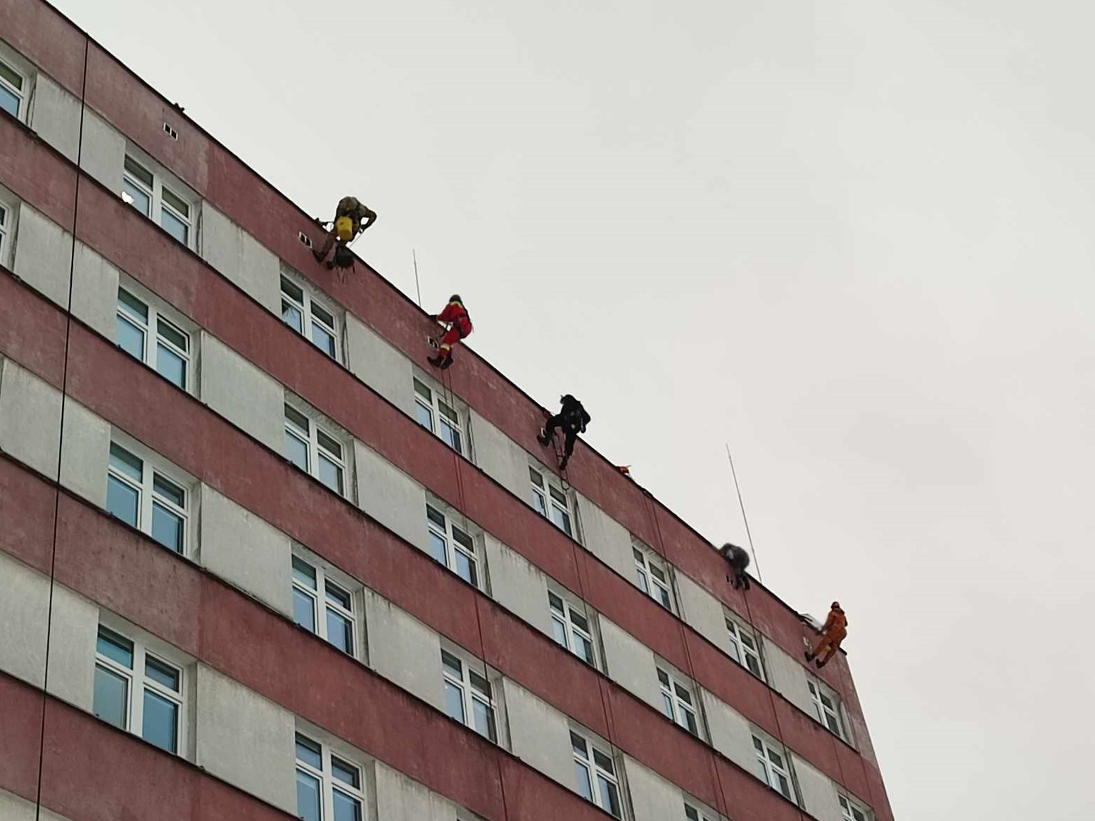alpiniści na ścianie UDSK
