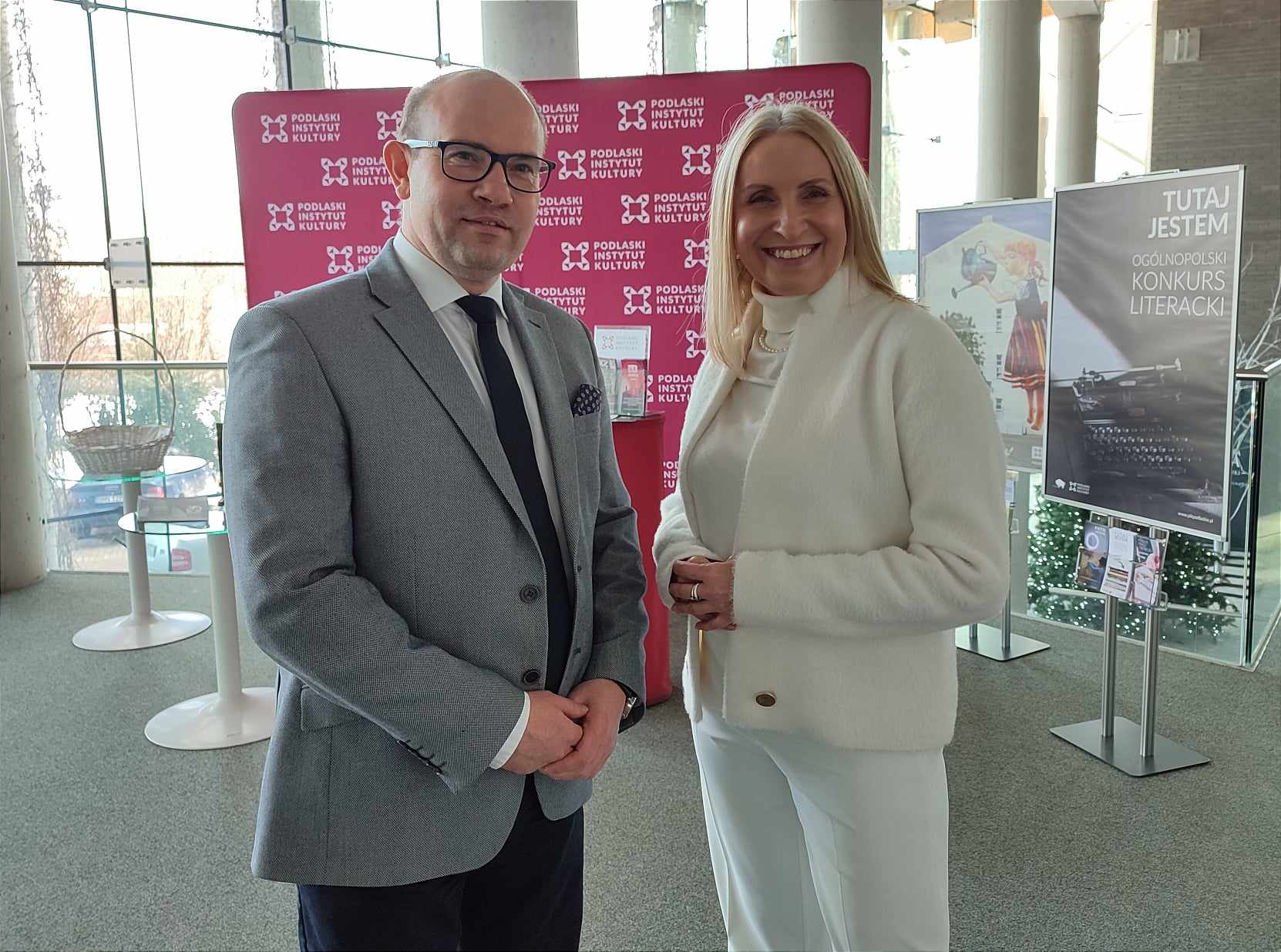 Marszałek Województwa Podlaskiego i dziennikarka Magdalena Gołaszewska