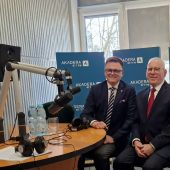 Dwóch mężczyzn w studiu radiowym