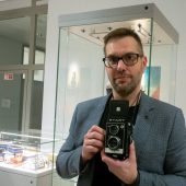 Mężczyzna z aparatem fotograficznym.