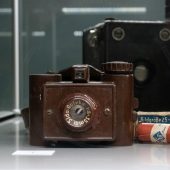Aparaty fotograficzne na wystawie.