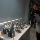 Aparaty fotograficzne na wystawie.