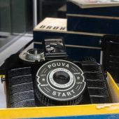 Aparaty fotograficzne na wystawie.