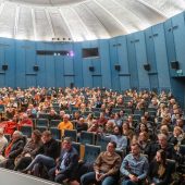 Pełna widzów kinowa sala.
