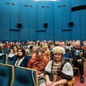 Pełna widzów kinowa sala.