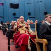 Pełna widzów kinowa sala.