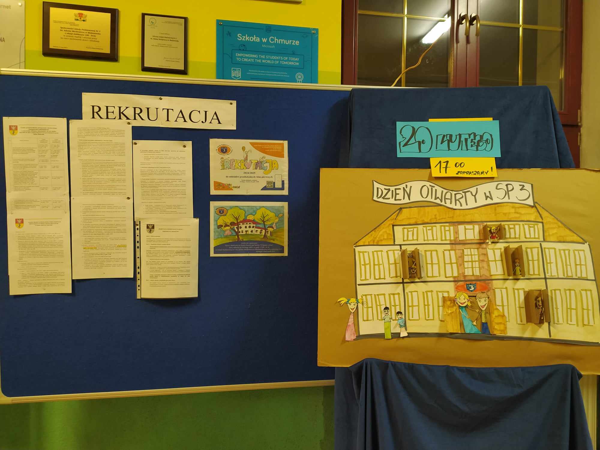 Tablice w szkole na korytarzu
