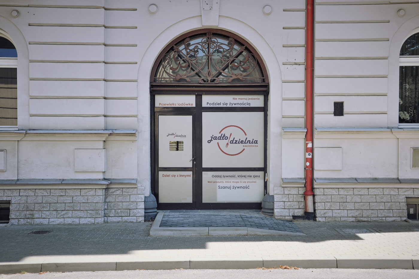 Drzwi z napisem Jadłodzeilnia