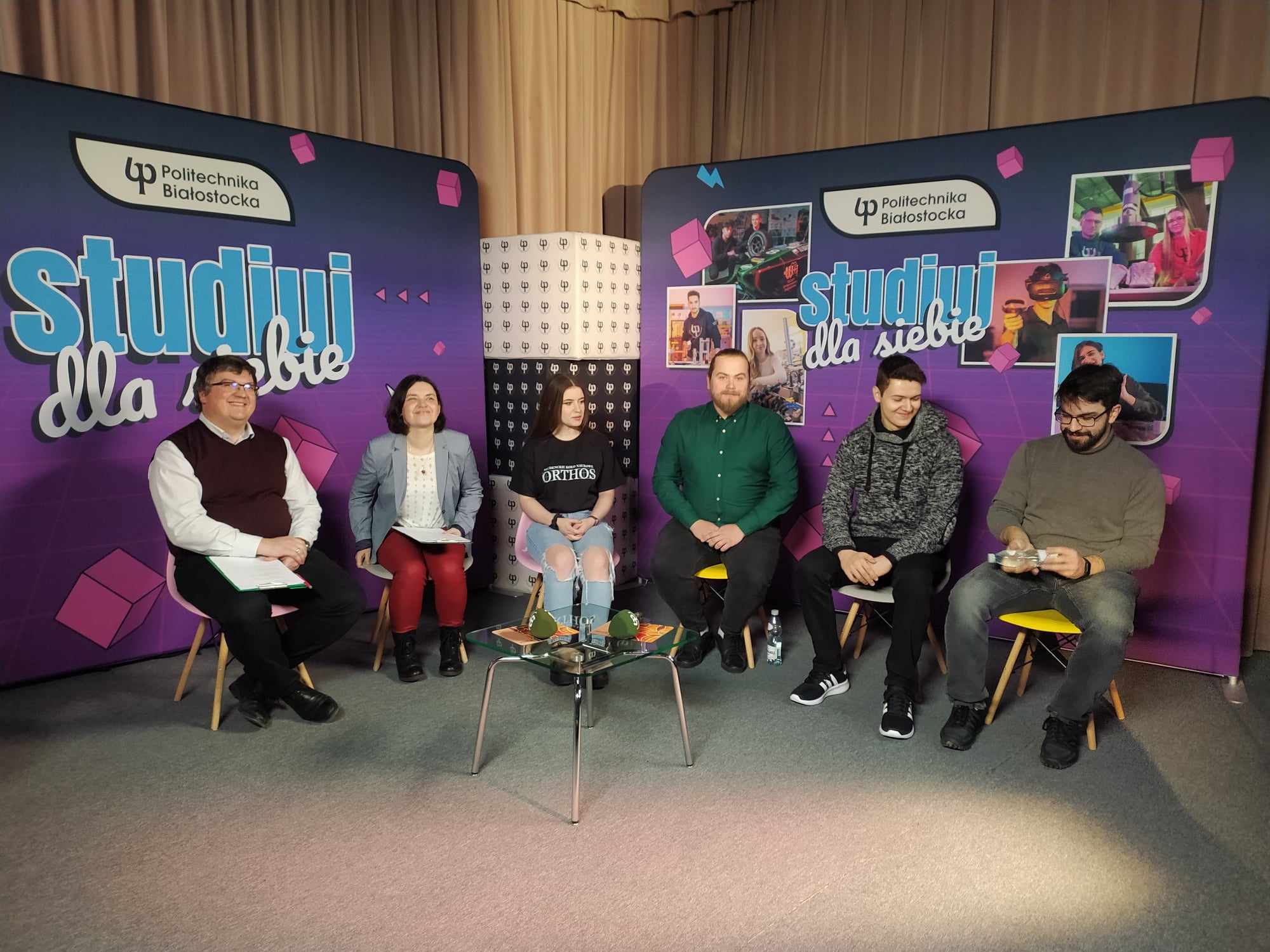 Ludzie siedzą na krzesłach w w studio nagraniowym.