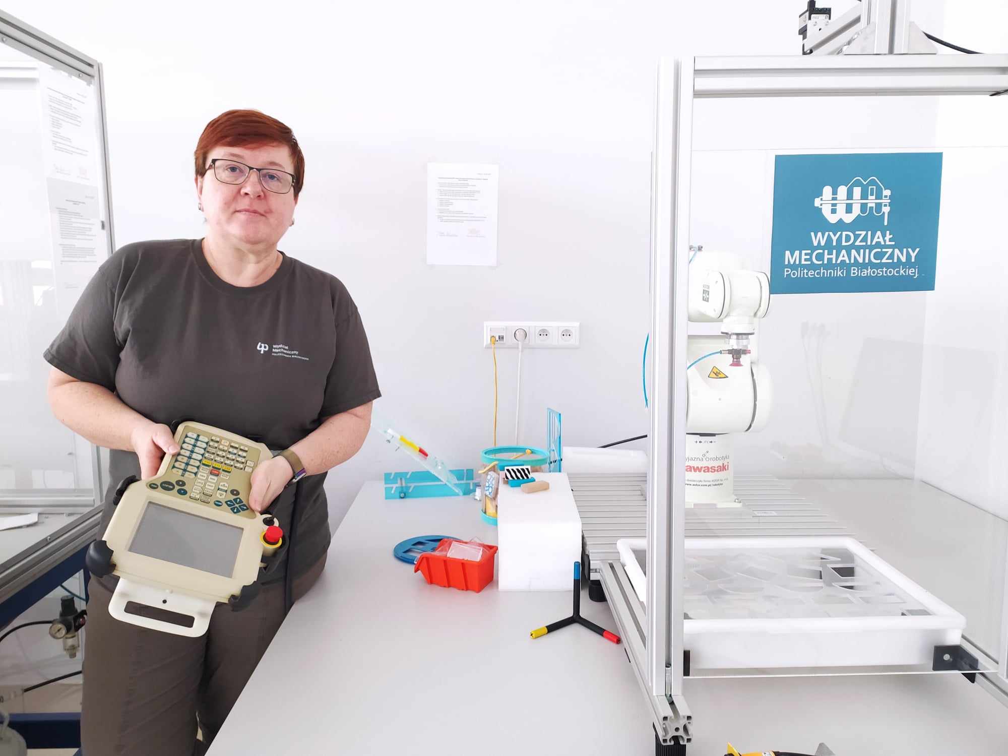 Kobieta przy maszynach w laboratorium.