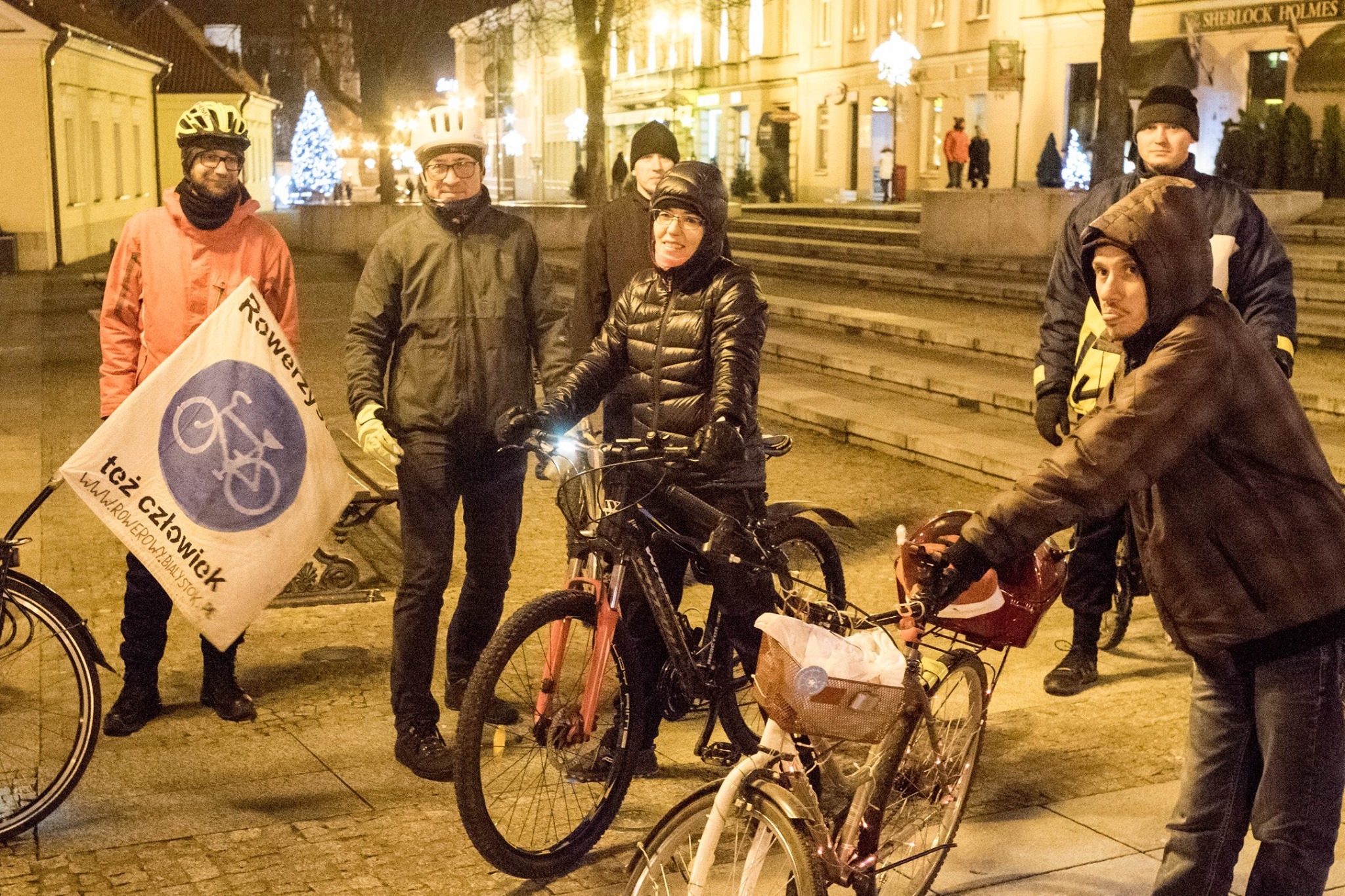 rowerzyści przy rowerach nocą