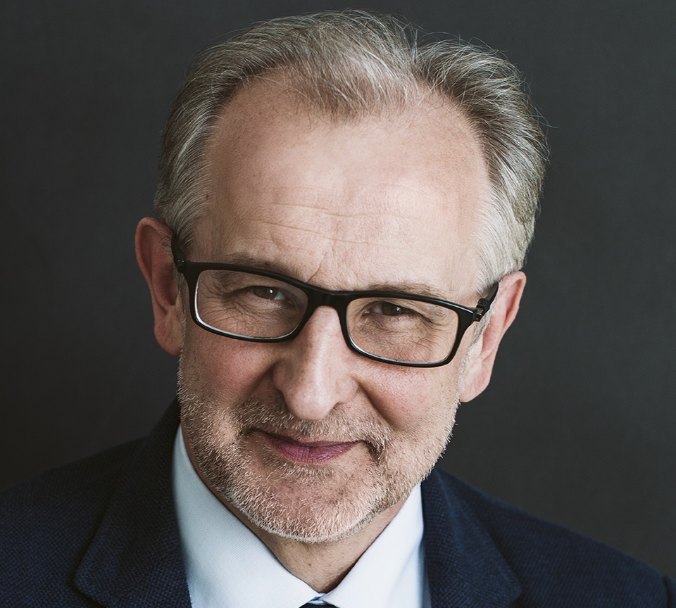 Mężczyzna uśmiecha się do zdjęcia.
