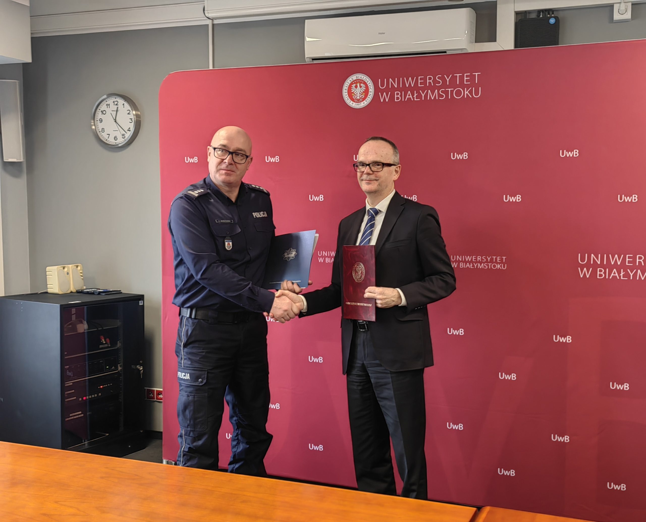 Komendant Wojewódzki Policji z rektorem Uniwersytetu w Białymstoku