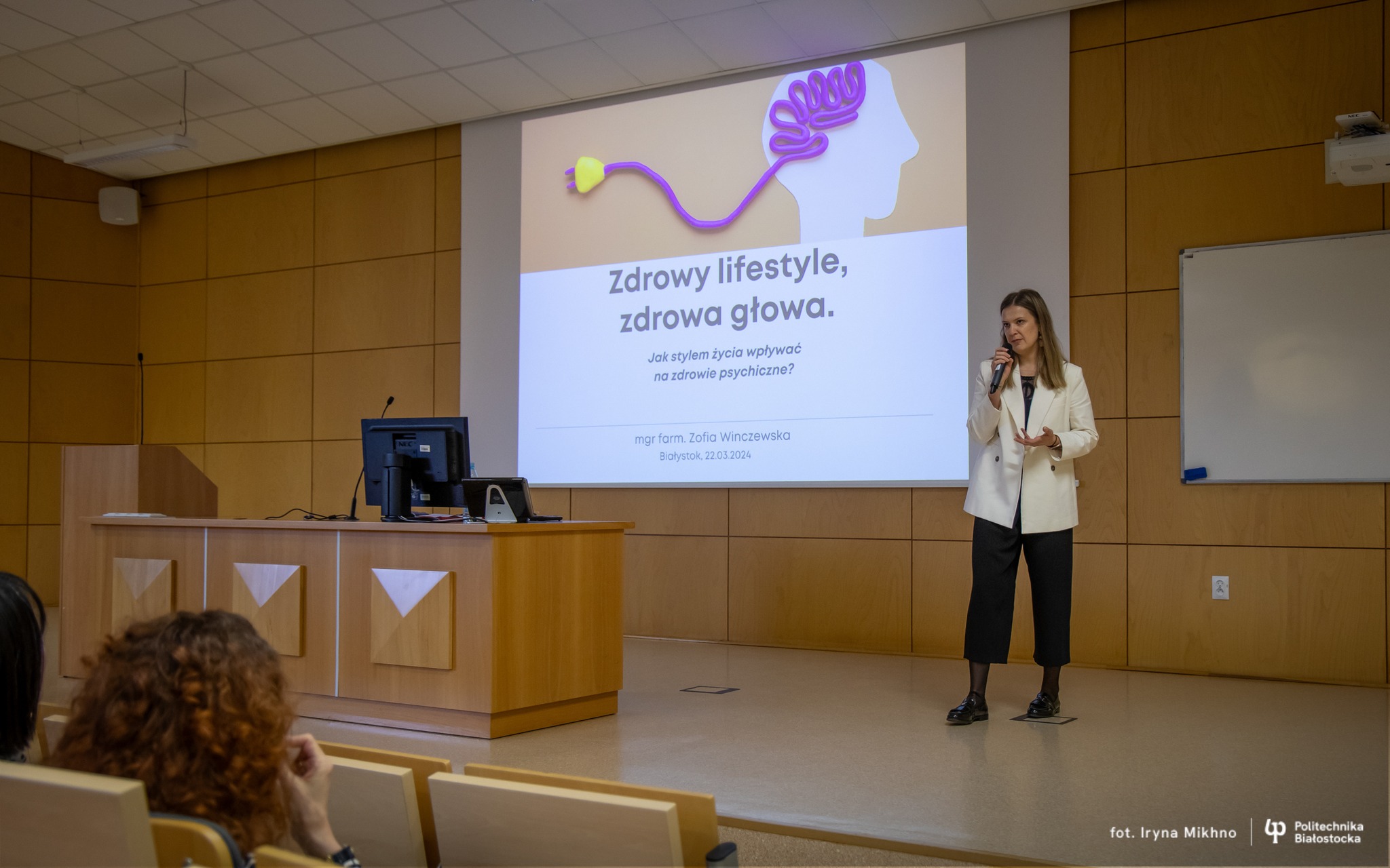 Kobieta wygłasza wykład.