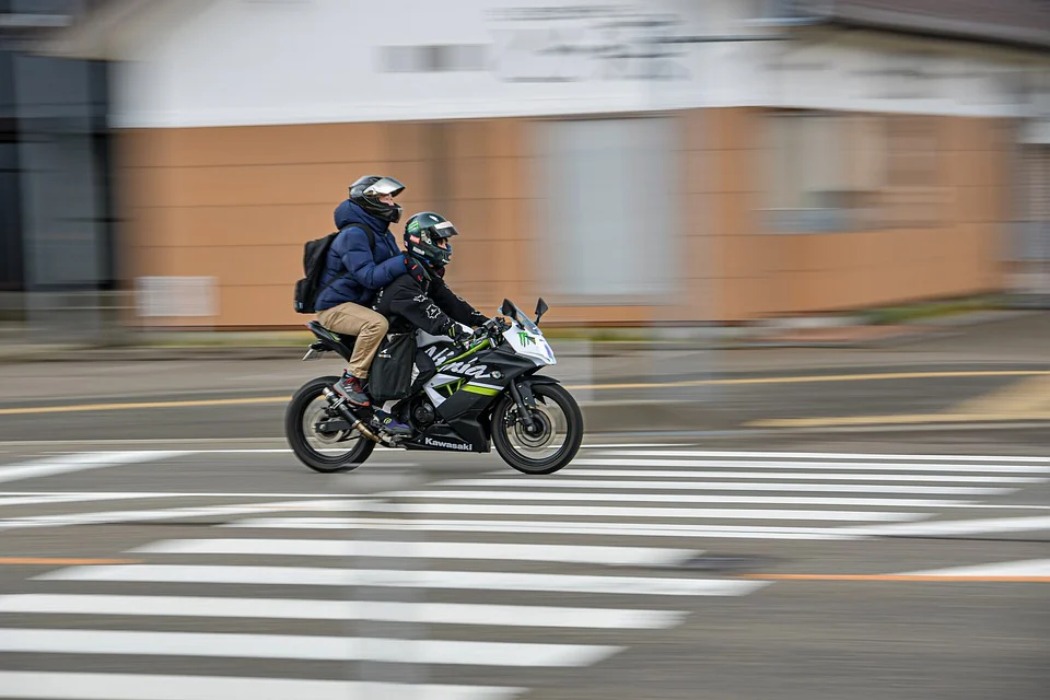 Dwoje ludzi na motocyklu.