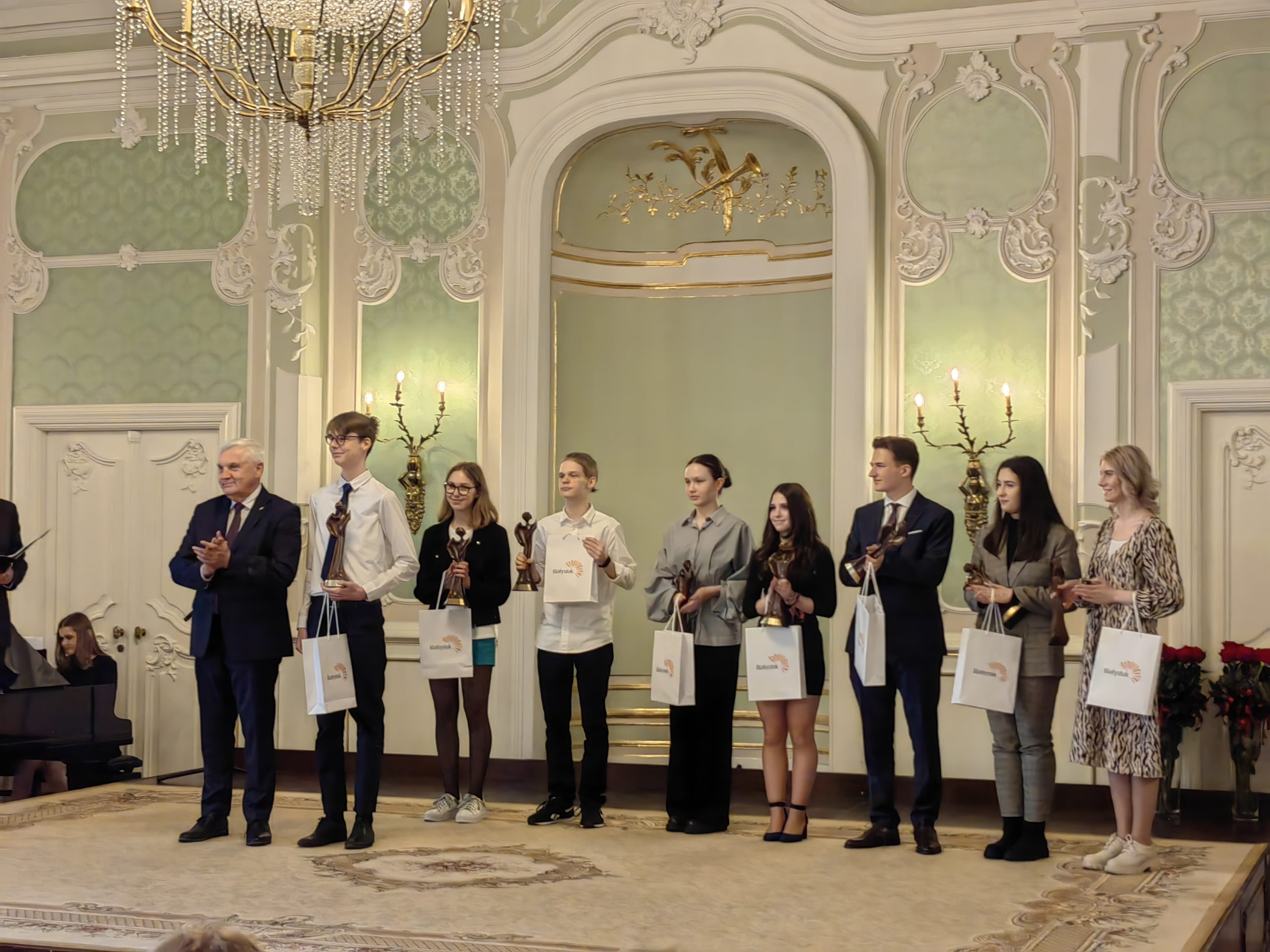 Laureaci konkursu stoją w rzędzie